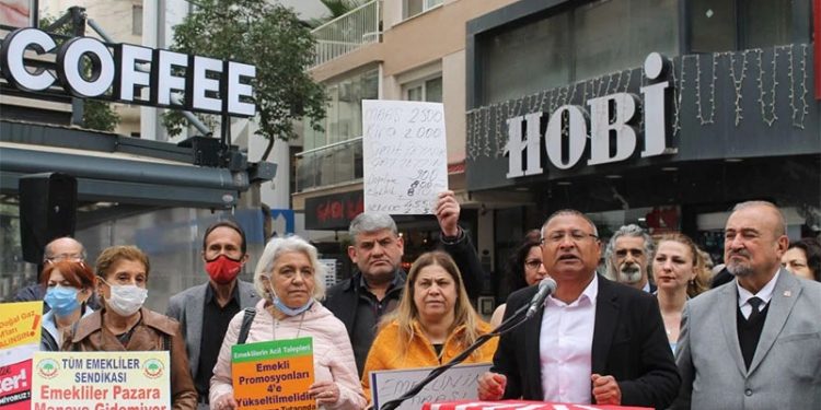 Emekli yurttaşlardan eylem: Saray’ın tuzu kuru, nasıl olsa her şey beleş