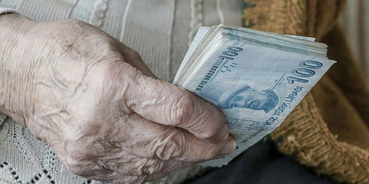 Emekliler iktidara öfkeli, AKP’li vekillerin telefonları susmuyor