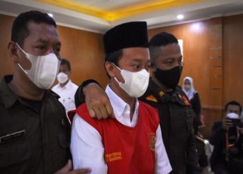 Endonezya mahkemesi, 13 kız öğrenciye tecavüz eden öğretmeni idam cezasına çarptırdı