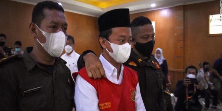 Endonezya mahkemesi, 13 kız öğrenciye tecavüz eden öğretmeni idam cezasına çarptırdı