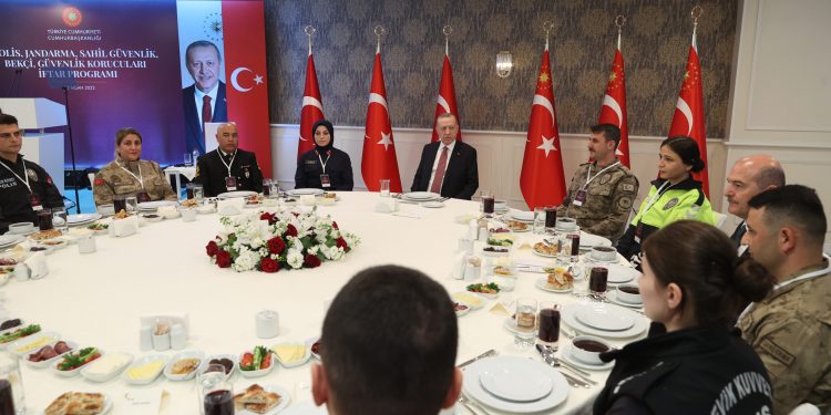 Erdoğan: Görevini hukuk içerisinde yürüten polislerimizin yanındayım