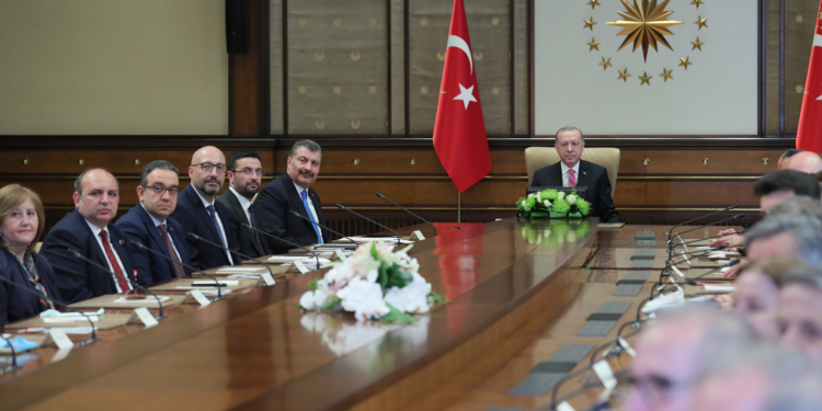 Erdoğan duyurdu: Kapalı mekânlardaki maske kullanma zorunluluğu tümüyle kaldırıldı