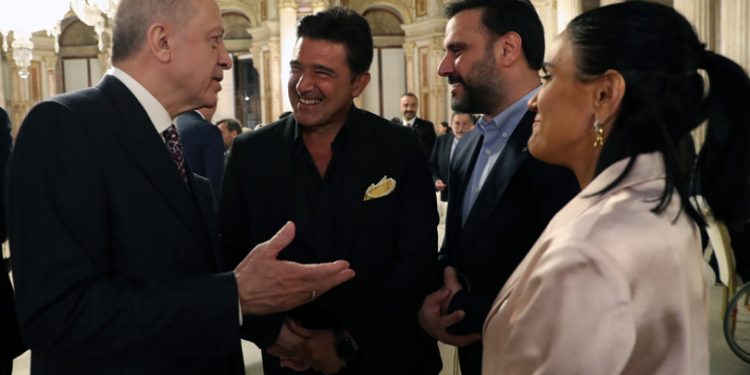 Erdoğan, sanatçılarla iftarda bir araya geldi