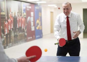 Erdoğan’ın raket tutuşu sosyal medyada gündem oldu: Keklik dürtme vuruşu