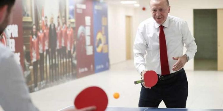 Erdoğan’ın raket tutuşu sosyal medyada gündem oldu: Keklik dürtme vuruşu