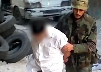 Esad rejiminin sivilleri bir çukura atarak katlettiği görüntüler ortaya çıktı