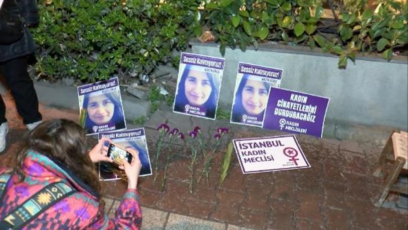 Esenyurt'ta öldürülen Kader Gökçe için kadınlar karanfil bıraktı