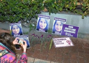 Esenyurt'ta öldürülen Kader Gökçe için kadınlar karanfil bıraktı