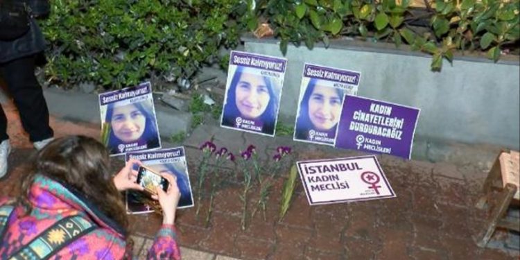 Esenyurt'ta öldürülen Kader Gökçe için kadınlar karanfil bıraktı