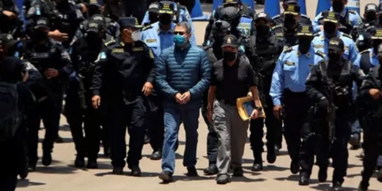 Eski Honduras Devlet Başkanı Hernandez, uyuşturucu kaçakçılığı suçlamasıyla yargılanmak üzere ABD'ye gönderildi