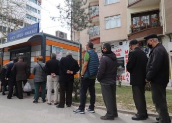 Eskişehir'de uygun fiyatlı 'Halk Pide' kuyrukları oluştu