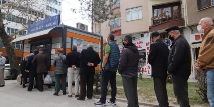 Eskişehir'de uygun fiyatlı 'Halk Pide' kuyrukları oluştu