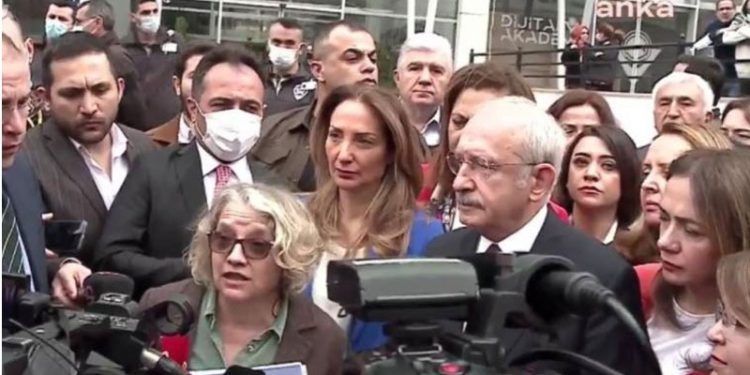 Et ve Süt Kurumu'nn kapısı tellerle bağlandı, Kılıçdaroğlu içeri alınmadı