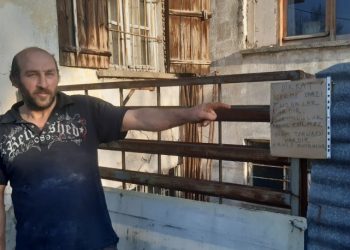 Evine dadanan hırsızlardan bıkan adam 'ölüm uyarısı' notları astı: 'Çay içtiğim masamı çaldılar, çok sinirlendim'