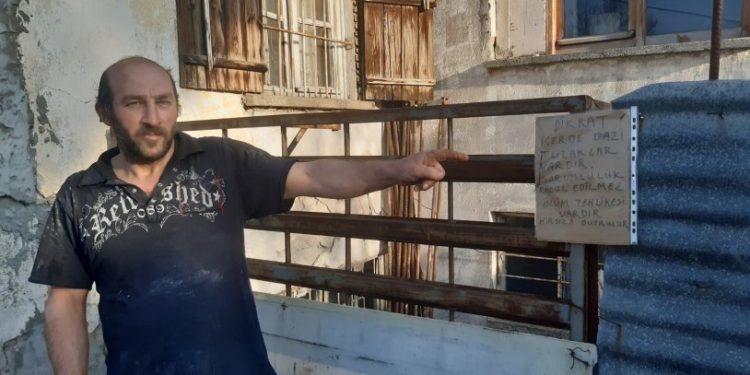 Evine dadanan hırsızlardan bıkan adam 'ölüm uyarısı' notları astı: 'Çay içtiğim masamı çaldılar, çok sinirlendim'