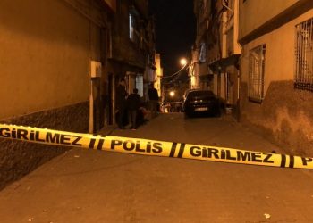 Evinin önünde çay içen kadın, silahlı kavganın ortasında kalarak yaşamını yitirdi