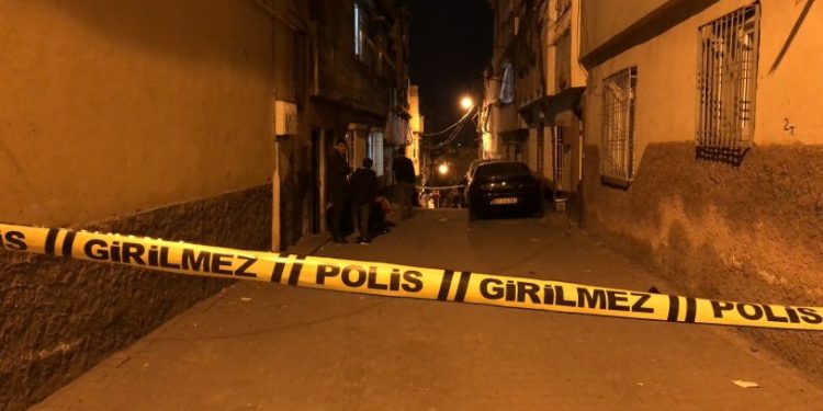 Evinin önünde çay içen kadın, silahlı kavganın ortasında kalarak yaşamını yitirdi