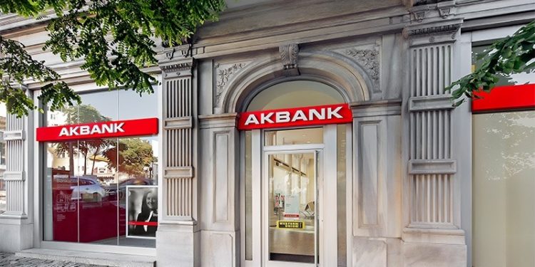 Faiz ısrarı bankalara yaradı: Garanti’den sonra Akbank da karını üçe katladı