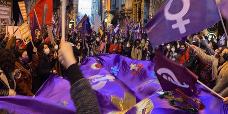 Feminist Gece Yürüyüşü'ne katılan öğrencinin bursu kesildi