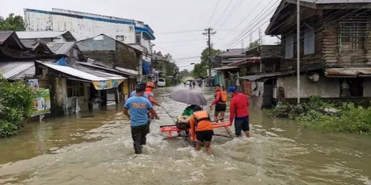 Filipinler'de tropikal fırtına: 24 ölü