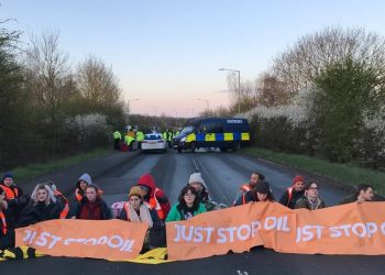 Fosil yakıt endüstrisini sonlandırmak isteyen iklim aktivistleri 10 petrol terminalini işgal etti