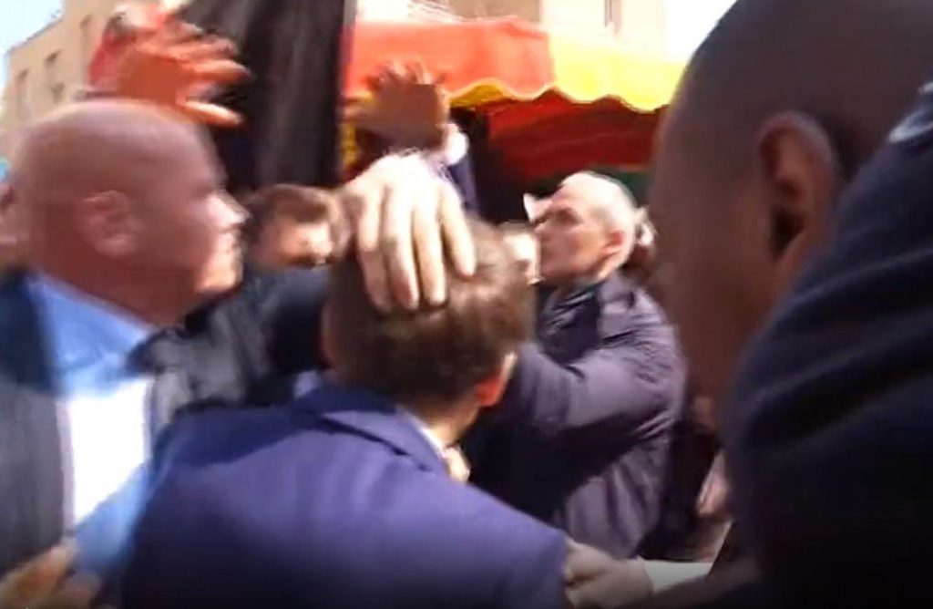 Fransa Cumhurbaşkanı Macron’a domatesli protesto