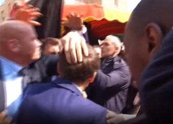 Fransa Cumhurbaşkanı Macron’a domatesli protesto