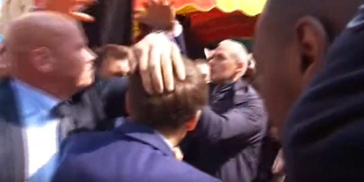 Fransa Cumhurbaşkanı Macron’a domatesli protesto