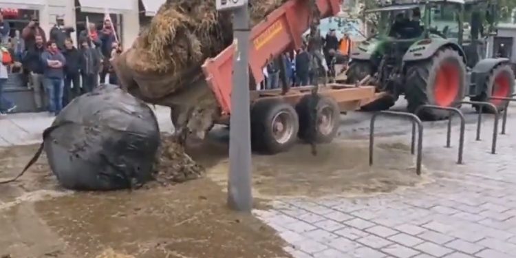 Fransız çiftçilerden yüksek enerji ve yem fiyatı eylemi: Hükümet binalarının önüne gübre döküp yaktılar