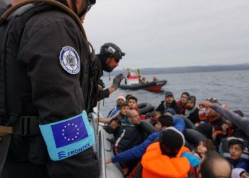 Frontex'in Yunan unsurlarıyla birlikte göçmenleri geri ittiği ortaya çıktı