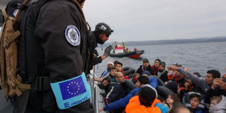 Frontex'in Yunan unsurlarıyla birlikte göçmenleri geri ittiği ortaya çıktı