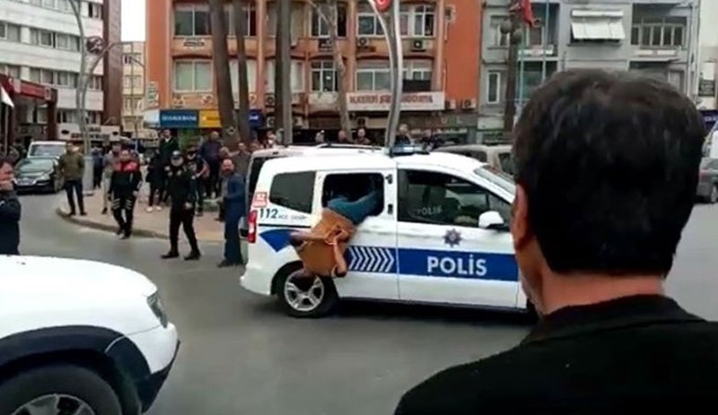 Gözaltına alınan kişi, polis aracının camından kaçmaya çalıştı