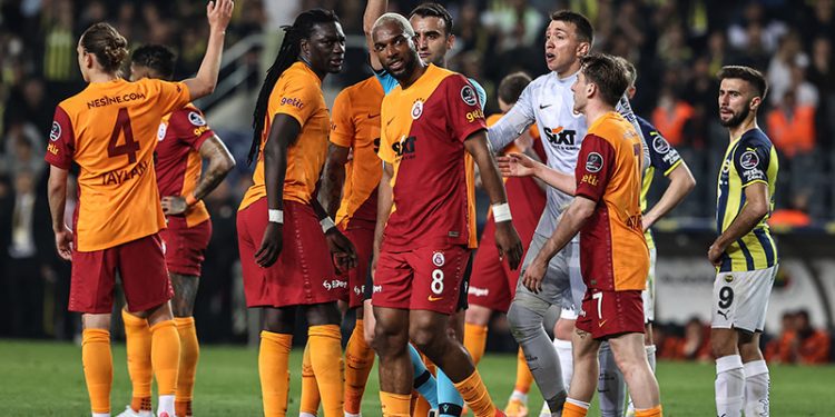 Galatasaray, Fenerbahçe derbisinde tarihi fırsatı kaçırdı