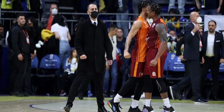 Galatasaray deplasmanda Fenerbahçe'yi mağlup etti