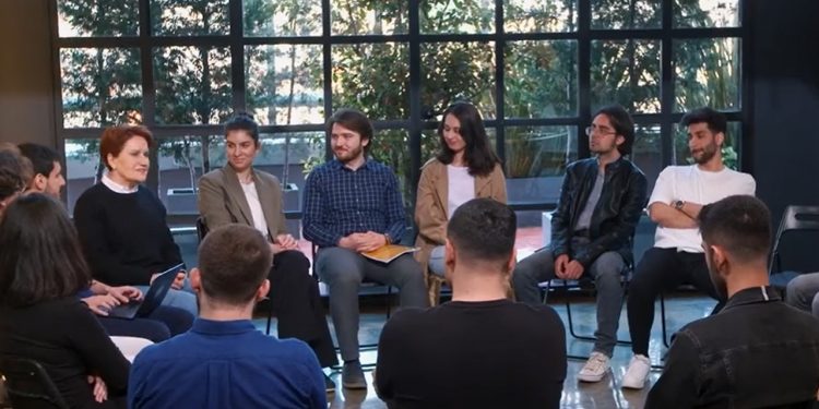 Gençler, Akşener’e dert yandı: Türkiye’de öğrenci olmak ‘survivor’ gibi