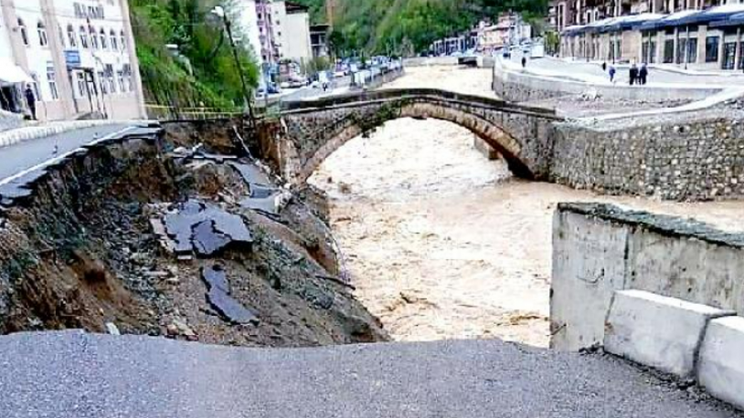 Giresun'un Dereli ilçesinde taşkın! Yol çöktü, köprüde hasar oluştu