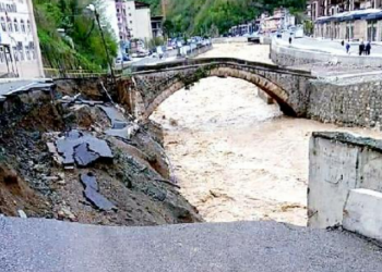 Giresun'un Dereli ilçesinde taşkın! Yol çöktü, köprüde hasar oluştu