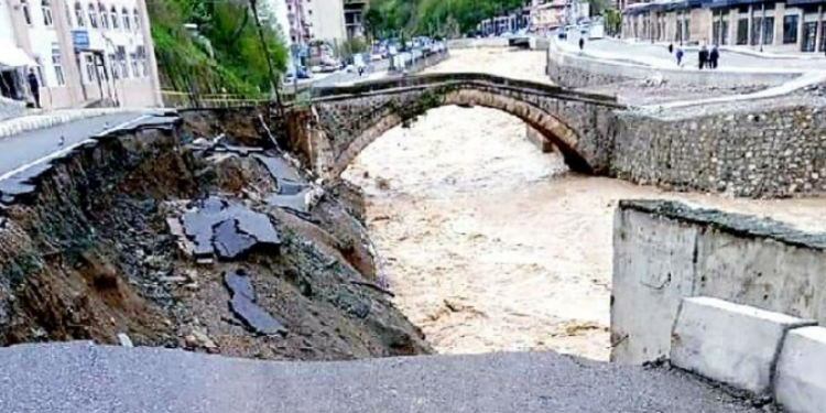 Giresun'un Dereli ilçesinde taşkın! Yol çöktü, köprüde hasar oluştu