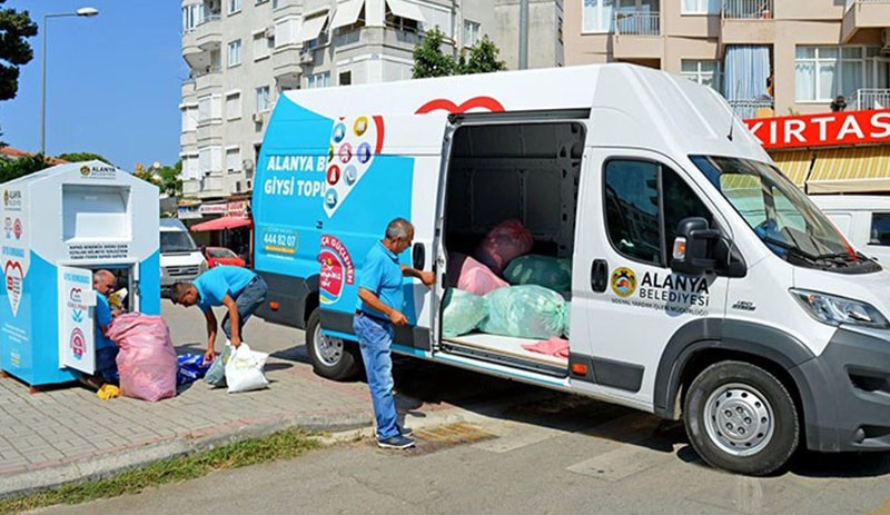 Giysi kumbarasında toplanan ikinci el kıyafetler ihaleye çıkarıldı