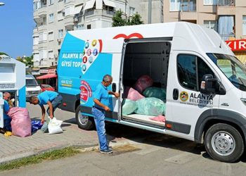 Giysi kumbarasında toplanan ikinci el kıyafetler ihaleye çıkarıldı