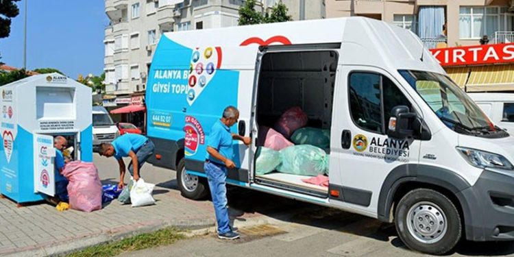 Giysi kumbarasında toplanan ikinci el kıyafetler ihaleye çıkarıldı