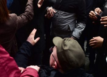 Gözaltı protestosuna müdahale: Polis, HDP’li vekili tekerlekli sandalyesinden düşürdü