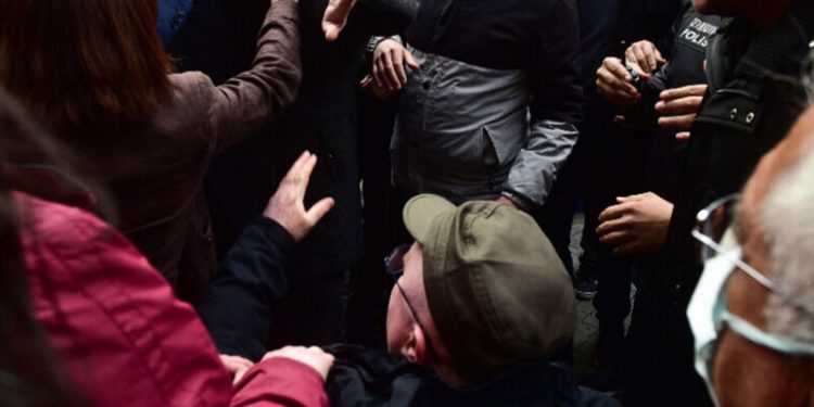 Gözaltı protestosuna müdahale: Polis, HDP’li vekili tekerlekli sandalyesinden düşürdü
