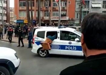 Gözaltına alınan kişi, polis aracının camından kaçmaya çalıştı