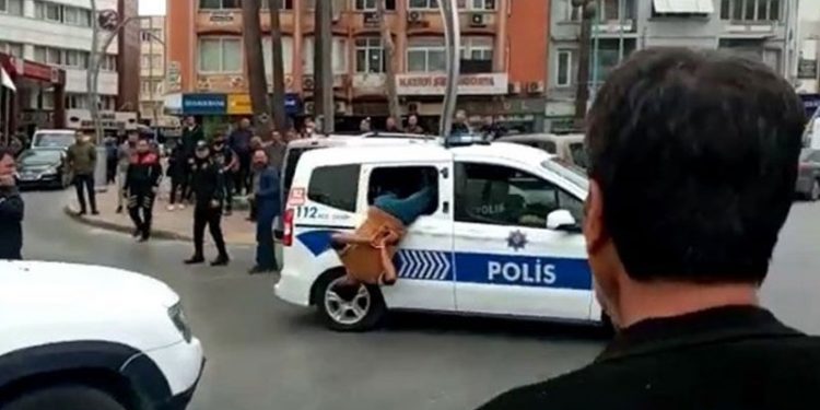 Gözaltına alınan kişi, polis aracının camından kaçmaya çalıştı
