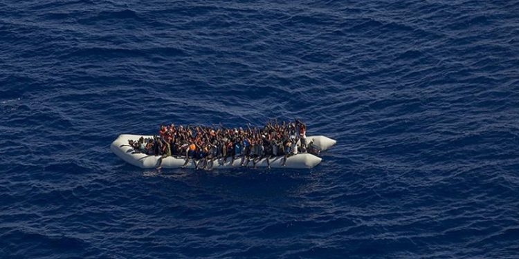 Göçmenleri Ege'ye geri itmekle suçlanan Frontex direktörü istifa etti