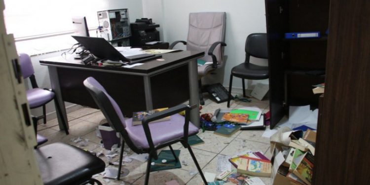 HDP Cizre ilçe binasına polis baskını