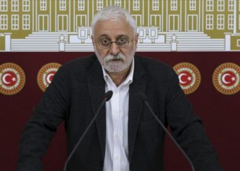 HDP'li Olu&ccedil; basın toplantısında rahatsızlandı