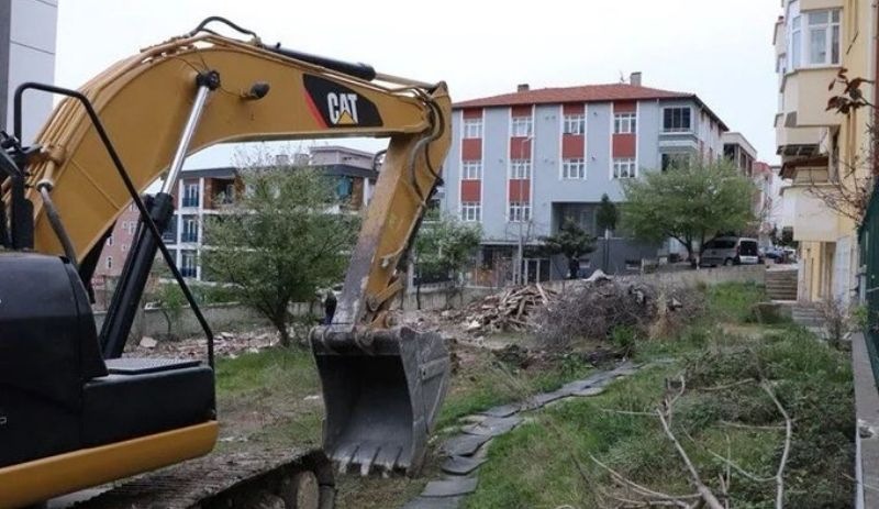 Hem yanlış binayı yıktı hem yıkım masrafını istedi