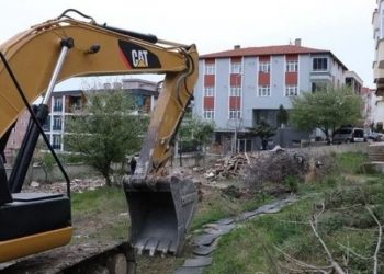Hem yanlış binayı yıktı hem yıkım masrafını istedi